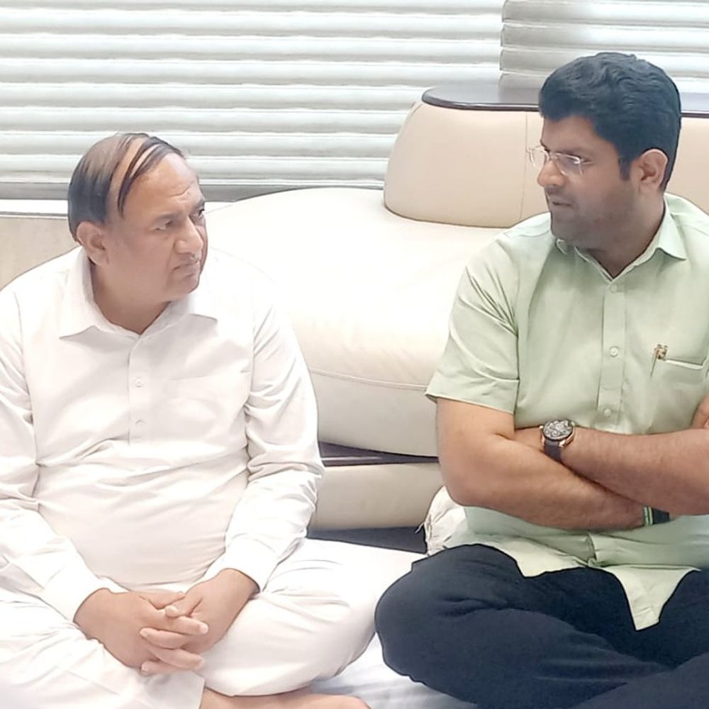 दुष्यंत चौटाला ने डॉ. दिलीप सिंह पंवार को दी श्रद्धांजलि:पूर्व विधायक के पिता की मौत पर पहुंचे; 2 अक्टूबर को श्रद्धांजलि सभा