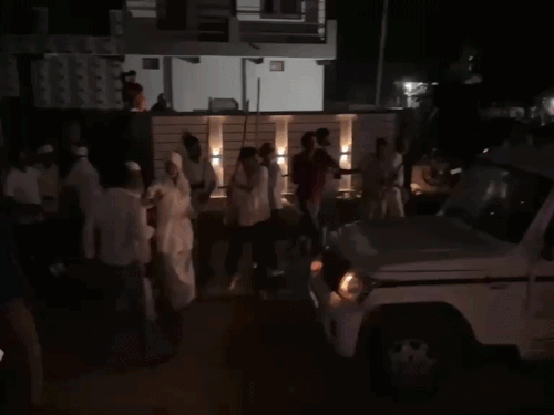 पूर्व सरपंच के बेटों के खिलाफ भी मुकदमा दर्ज:उनकी कार के शीशे फोड़े थे; दोनों पक्षों ने एक-दूसरे पर केस दर्ज किया