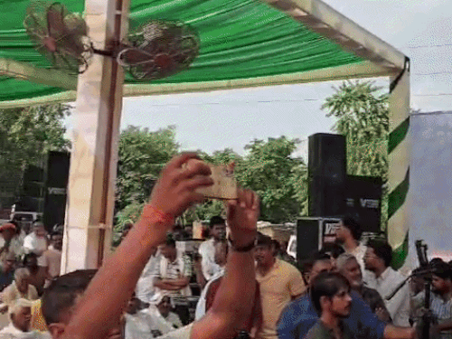 महेंद्रगढ़ में कांग्रेस का सम्मेलन बना चर्चा का मंच:जिलाध्यक्ष के सम्मान पर बोले-वोट ही नहीं दिलाए; सत्यवीर ने कहा-मेरे गांव-बूथ से जीत मिली