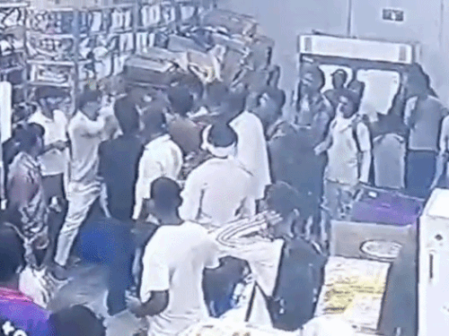 गंगानगर में कारोबारी के बेटों पर हमले का VIDEO:VIDEO में पीटते दिख रहे 10 से 12 हमलावर, दरोगा बोला- मामूली मारपीट तो है