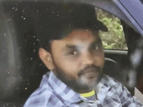अलवर- सड़क हादसे में बेटे की मौत, पिता घायल:टेंपो के आगे कुत्ता आने से पलटा, नीचे दबने से गई युवक की जान