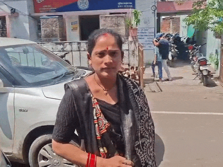 जबलपुर में छात्रा को डस्टर फेंककर मारा,सिर से निकला खून:परिजन का आरोप- शिक्षक ने धमकाकर कहा, घर पर किसी को मत बताना; FIR