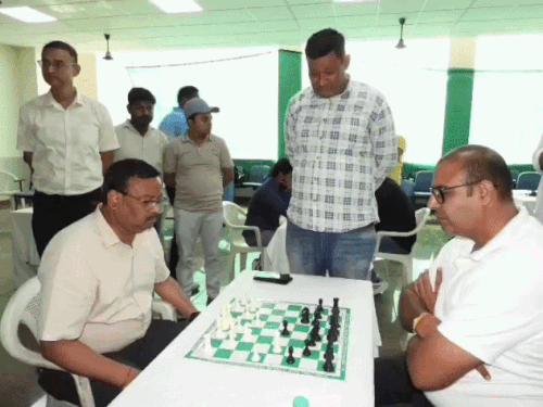 शतरंज की बिसात पर PVVNL के इंजीनियर-कर्मचारियों ने चलीं चालें:बैडमिंटन और टेबल टेनिस में भी खिलाड़ियों ने दिखाया दम, एमडी ने बढ़ाया उत्साह