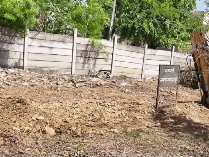 उदयपुर नगर निगम ने बेदला में जेसीबी से हटाया अतिक्रमण:ढाई बीघा बेशकीमती सरकारी जमीन से अतिक्रमियों की बाउंड्रीवॉल तोड़ी; विभाग का लगाया बोर्ड