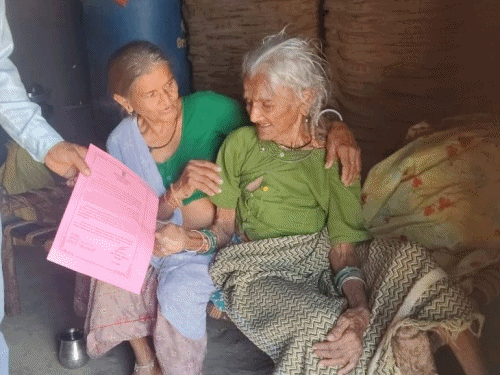 सलूंबर में अंतरराष्ट्रीय वृद्धजन दिवस पर शतायु मतदाताओं का सम्मान:अधिकारियों ने घर पहुंचकर जताया आभार, जागरूकता गतिविधियां भी हुईं