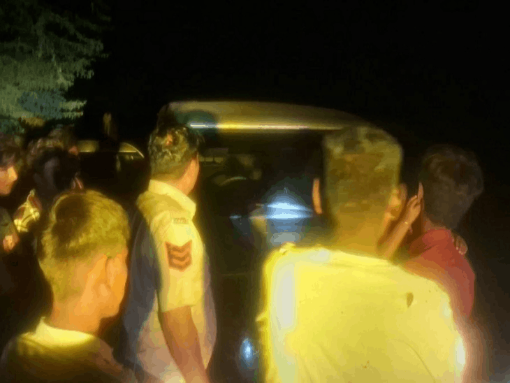 वर्दी-आई कार्ड झाड़ियों में फेंक भागे चौकीप्रभारी:आरोप- मारपीट कर 25 हजार रुपए छीने, SHO बोले- ASI गैरहाजिर