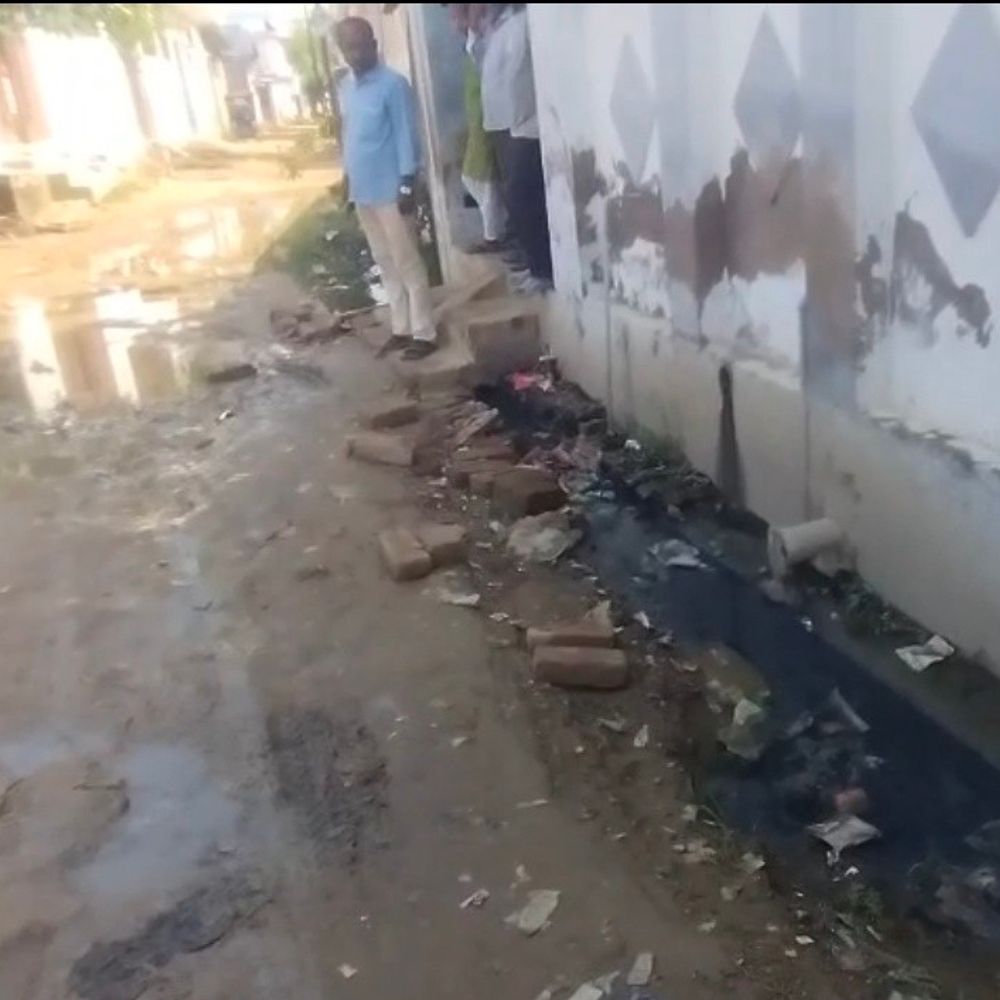 रायबरेली में 15-20 दिन से टूटी पाइपलाइन:सड़क पर जलभराव और कीचड़; 1500 घरों के लोग परेशान