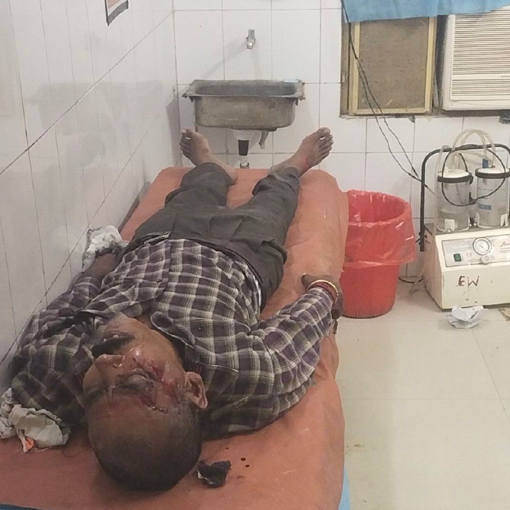 बाइक में टैक्सी ने मारी टक्कर:3 महीने की बच्ची समेत 4 घायल, हादसे के बाद चालक फरार