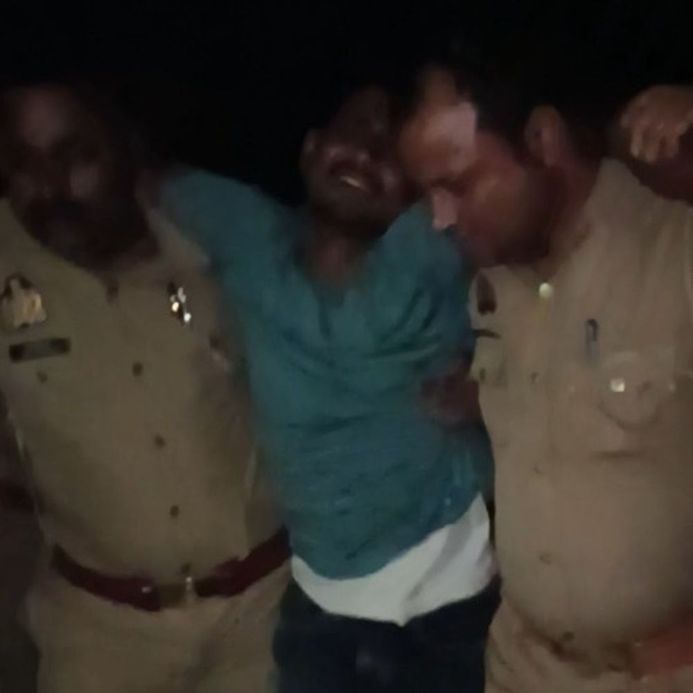 जौनपुर में पुलिस मुठभेड़, गौ-तस्कर छोटू घायल:4 गौ-वंश, असलहा और वाहन बरामद; 2-3 आरोपी अंधेरे का फायदा उठाकर भागे