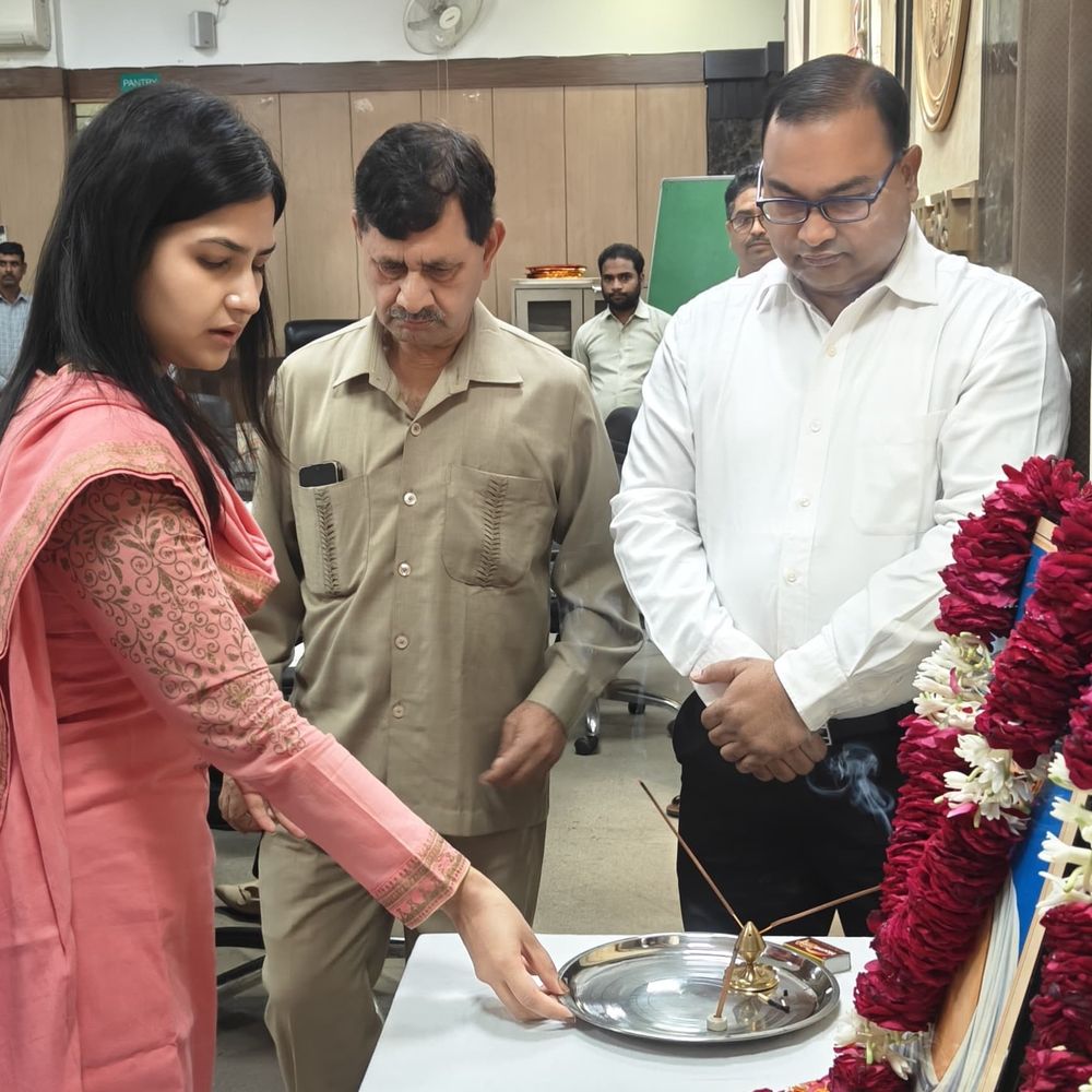 हापुड़ में गांधी-शास्त्री जयंती पर जिलेभर में कार्यक्रम:कलेक्ट्रेट में डीएम ने किया माल्यार्पण; छात्राओं ने ‘वैष्णव जन तो...’ भजन प्रस्तुत किया