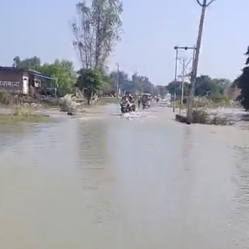 फर्रुखाबाद में फिर से चार मकान गंगा में समाए:शाहजहांपुर रोड पर पानी बहने से वाहन चालकों को दिक्कत