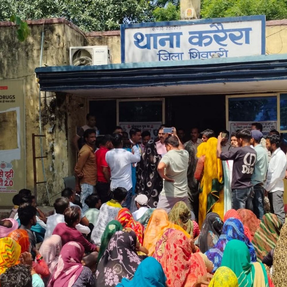 शिवपुरी में शराब पकड़ने वाले ग्रामीणों पर केस:बेचने वाले की शिकायत पर FIR, महिलाओं ने करैरा थाने का घेराव किया