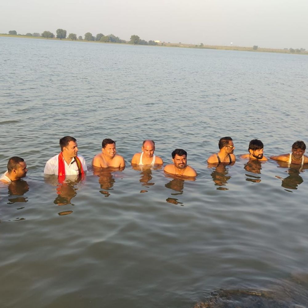 मऊगंज में गौभक्तों ने 5 घंटे किया जल सत्याग्रह:सड़कों से निराश्रित गोवंश हटाने और सड़क सुरक्षा की मांग