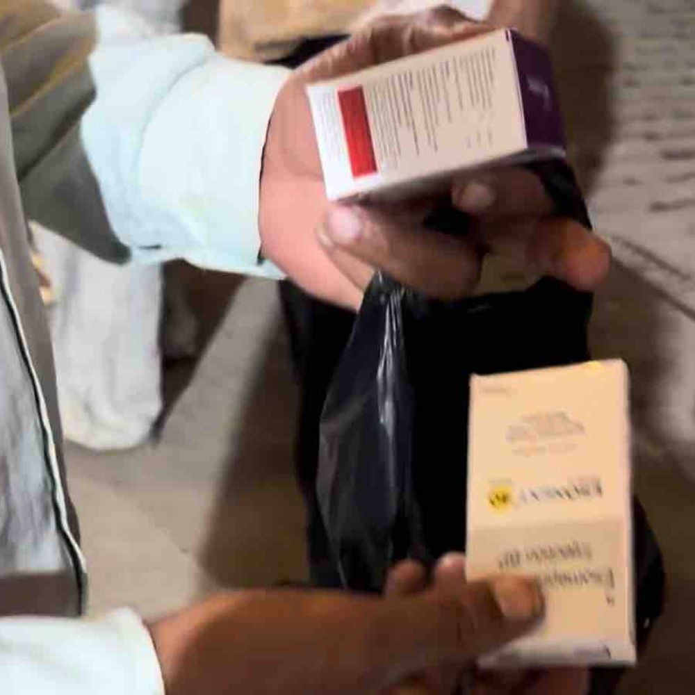 रामपुर जिला अस्पताल में बाहर से दवा लिखने का आरोप:घायल मरीज के तीमारदार ने कंपाउंडरों पर लगाया आरोप; CMS बोले- शिकायत मिलने पर होगी जांच