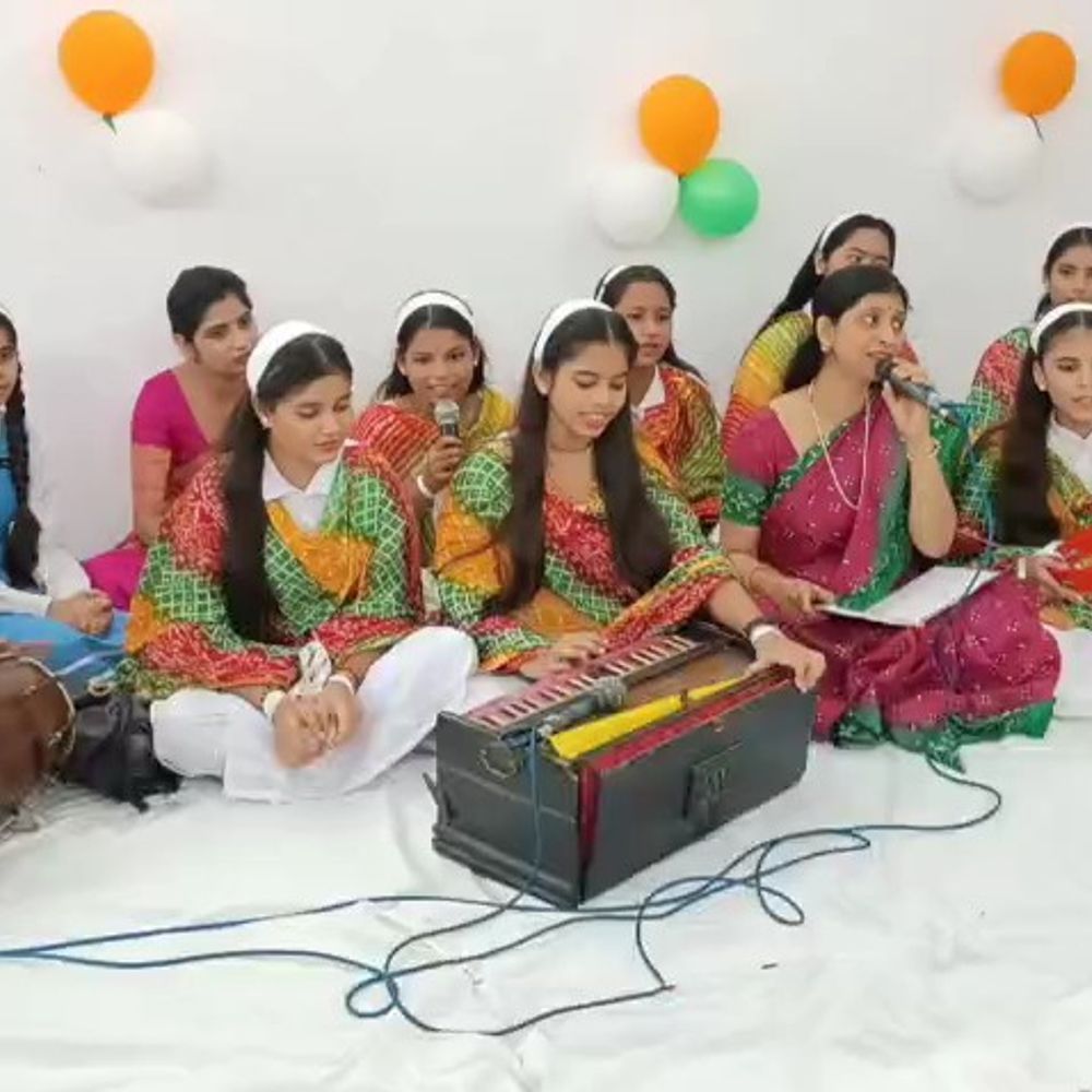 बरेली में गांधी जयंती मनाई:देशभक्ति गीतों से गूंजा कलेक्ट्रेट परिसर,महात्मा गांधी और लाल बहादुर शास्त्री को किया याद