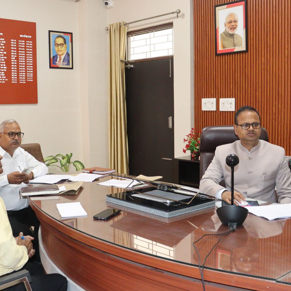 विधानसभा चुनाव की तैयारियों में जुटा आजमगढ़ प्रशासन:निर्वाचन अधिकारी ने की समीक्षा, ईवीएम की एफएलसी और मतदान केंद्रों की व्यवस्थाओं पर दिए निर्देश