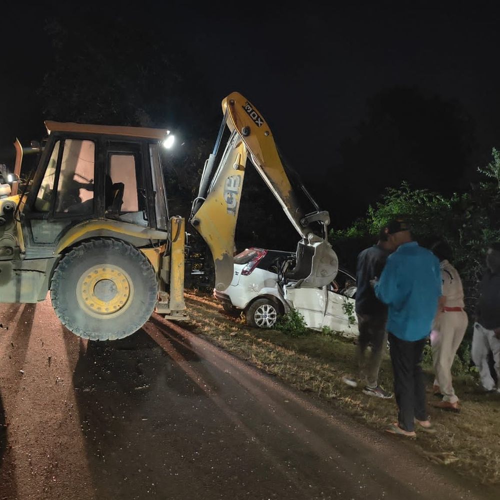 सागर में कार और बाइक की भिड़ंत, दो की मौत:गढ़ाकोटा रोड पर हुआ हादसा, कार पेड़ से टकराकर पलटी, 3 घायल