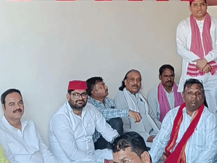 झांसी में ECI ज्ञानेश कुमार के खिलाफ सपा का हल्लाबोल:जिलाध्यक्ष बोले-लोकतंत्र कमजोर करने वाले चुनाव आयुक्त की गिरफ्तारी तक करेंगे आंदोलन