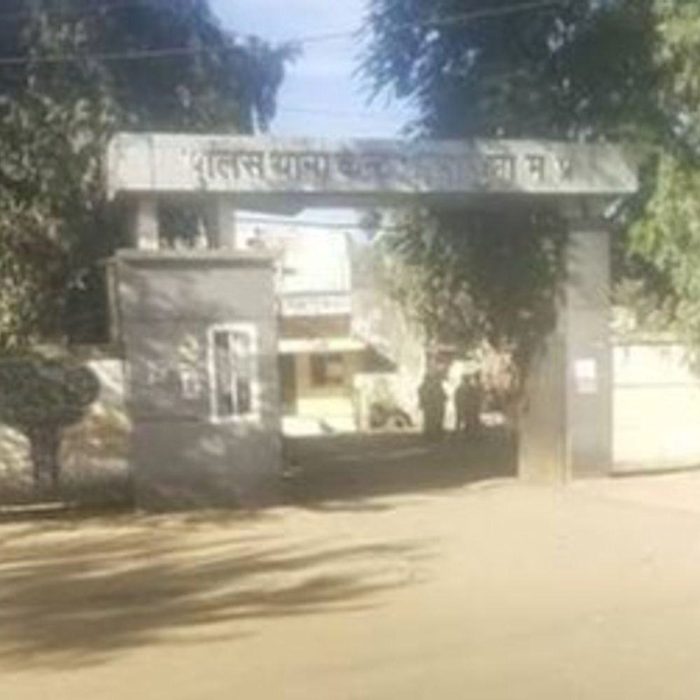 महिंद्रा शोरूम के GM पर दबाव बनाने का आरोप:कर्मचारी युवती बोली- छेड़छाड़ की FIR वापस लेने तोड़फोड़ का क्रॉस केस करवाया