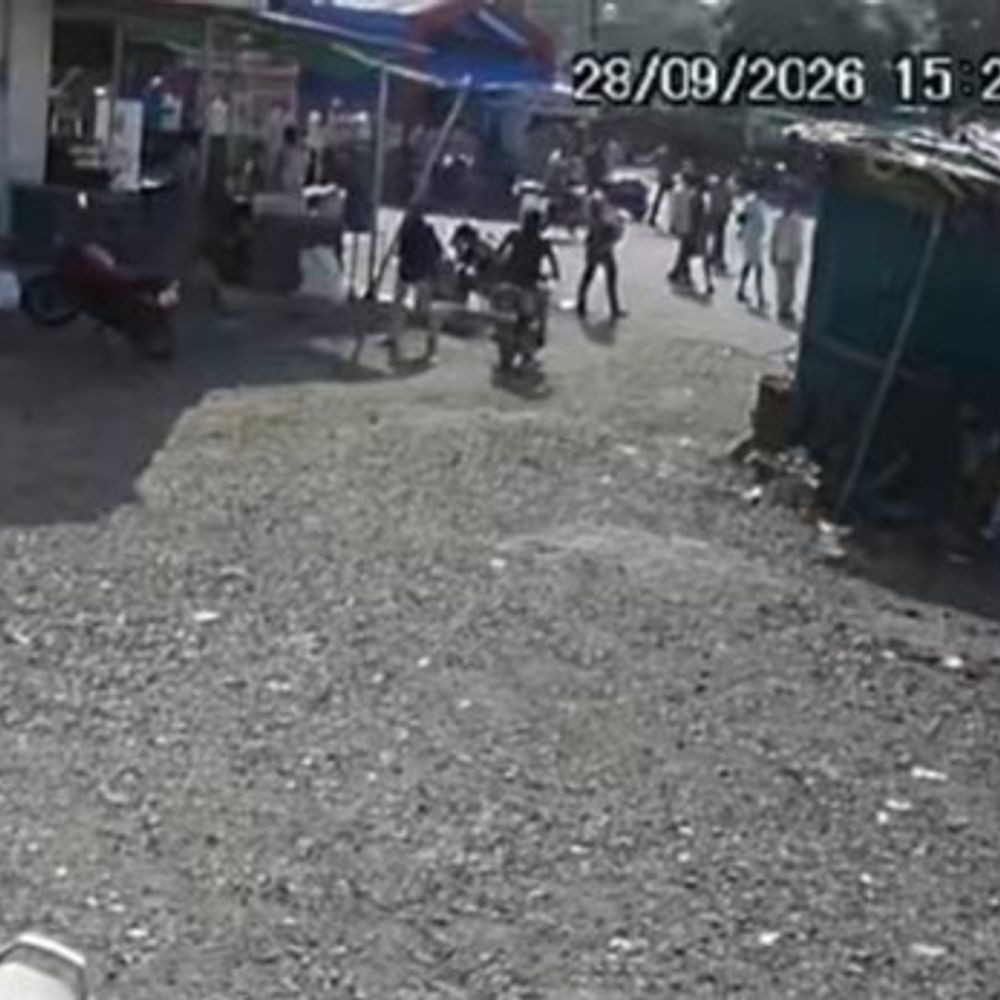 बस स्टैंड खूनी संघर्ष का CCTV फुटेज सामने आया:यादव परिवार के लोग किशन गुप्ता से मारपीट करते दिखे, कई के हाथ में चाकू-तलवार