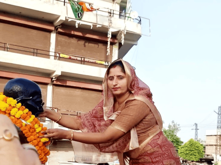 दौसा में गांधी जयंती पर सर्वधर्म प्रार्थना सभा:कलेक्टर-एसपी ने प्रतिमा पर माल्यार्पण किया; गांधी के विचारों को जीवन में उतारने का संकल्प लिया