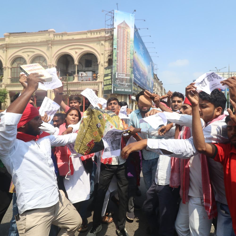 लखनऊ में सपाइयों का CEC के खिलाफ प्रदर्शन:चुनाव आयोग का अस्थि विसर्जन करने निकले, पुलिस कार्यकर्ताओं को कंधे पर उठा ले गई