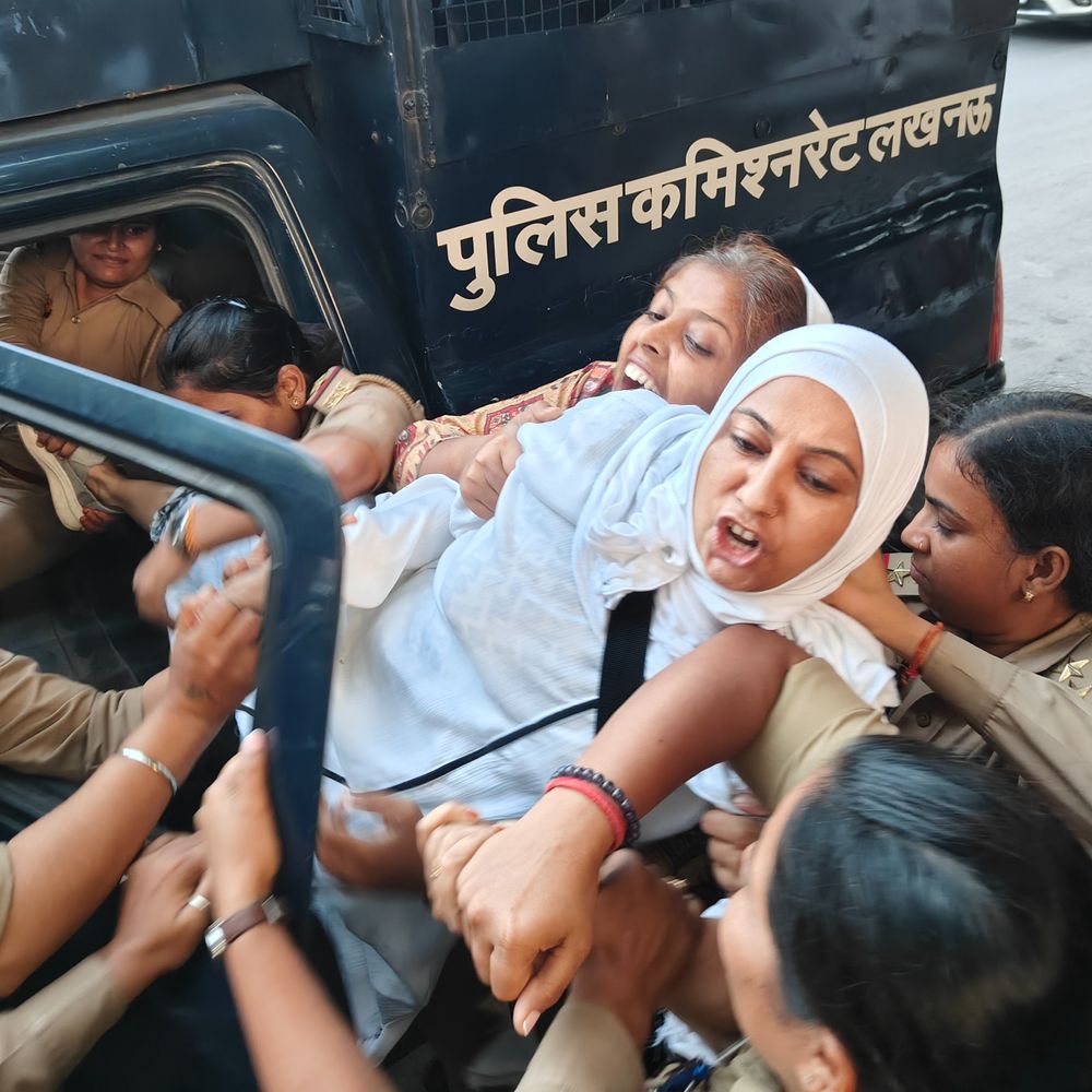 लखनऊ में AAP ने ज्ञानेश कुमार कि अर्थी निकाली:पुलिस ने अर्थी छीना, जिला अध्यक्ष को घसीटते हुए ले गई , प्रदर्शनकरियों ने CEC का इस्तीफा मांगा