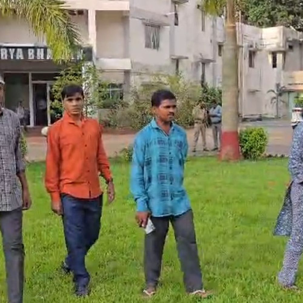 हथियार छोड़ किताबों से जुड़े 8 पूर्व नक्सली:सभी ने 10वीं की परीक्षा पास की, पूर्व नक्सली कमांडर भास्कर और गीता फर्स्ट डिवीजन से पास
