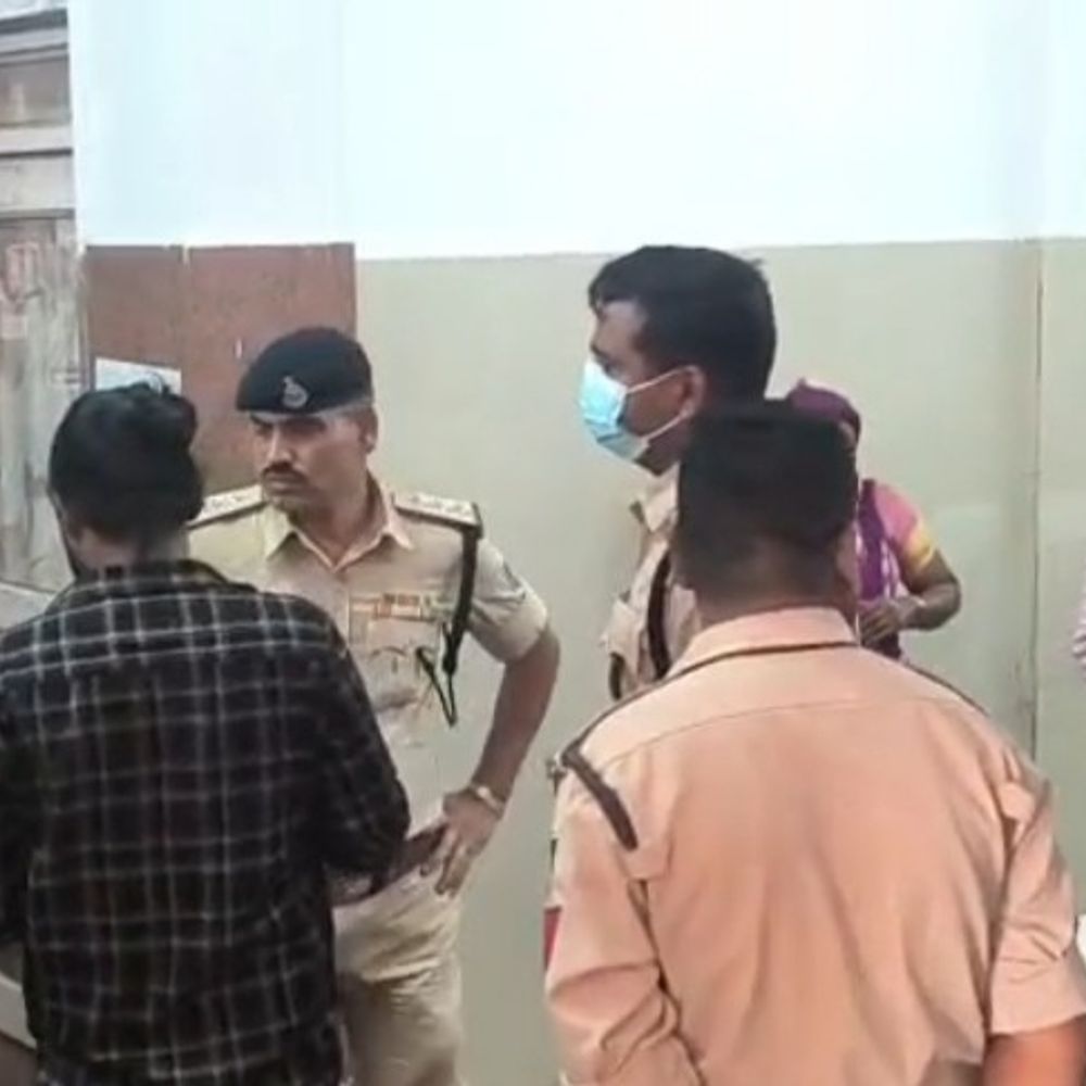 छिंदवाड़ा में सेप्टिक टैंक की सेंटरिंग खोलते 2 युवक बेहोश:गांव में नया बना था टैंक, गैस रिसाव की आशंका