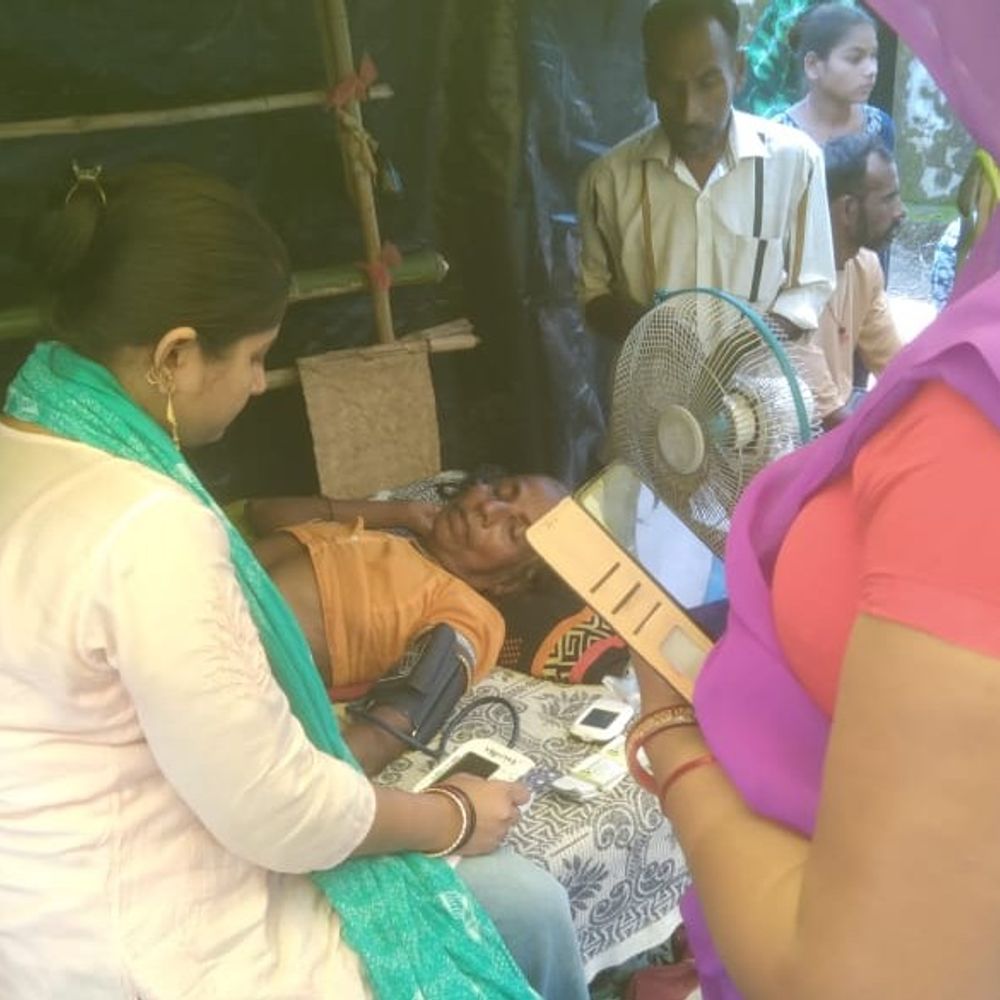 सड़क के लिए ग्रामीणों का अनशन, बुजुर्ग-महिला की तबीयत बिगड़ी:शिकायत के बाद भी नहीं बनी सड़क; तहसीलदार ने जल्द समाधान का आश्वासन दिया