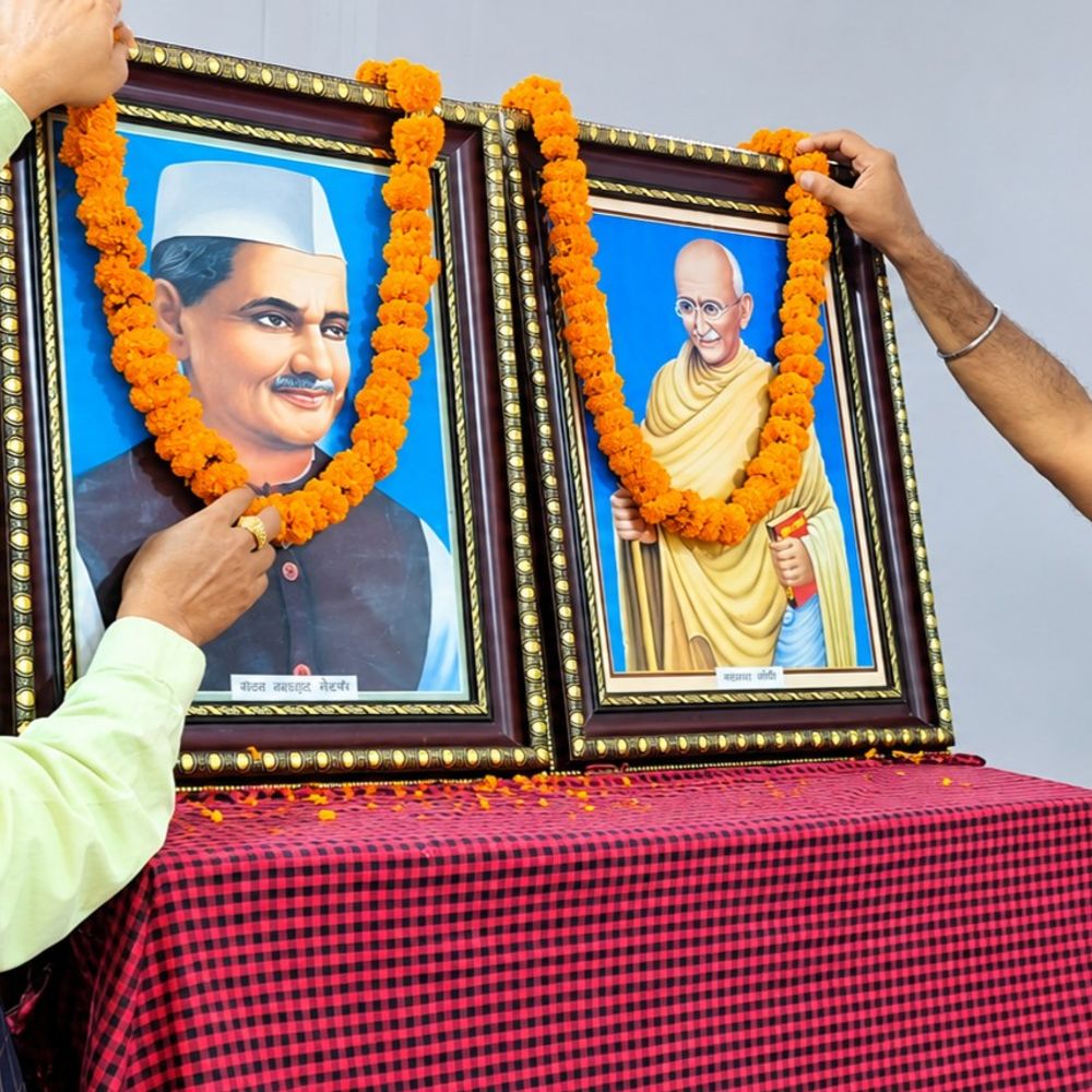गुरु नानक खालसा इंटर कॉलेज में गांधी-शास्त्री जयंती:विद्यार्थियों ने महापुरुषों के आदर्शों पर चलने का लिया संकल्प