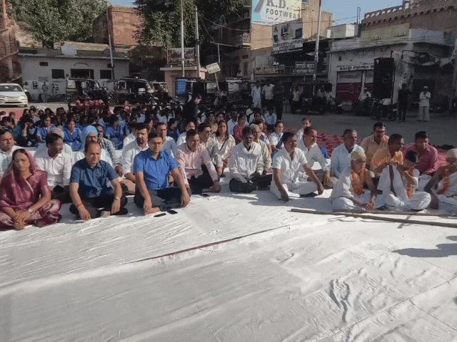 गांधी-शास्त्री के सत्य-अहिंसा और सादगी के आदर्श याद किए:अधिकारियों, जनप्रतिनिधियों, स्कूली बच्चों ने श्रद्धांजलि अर्पित की
