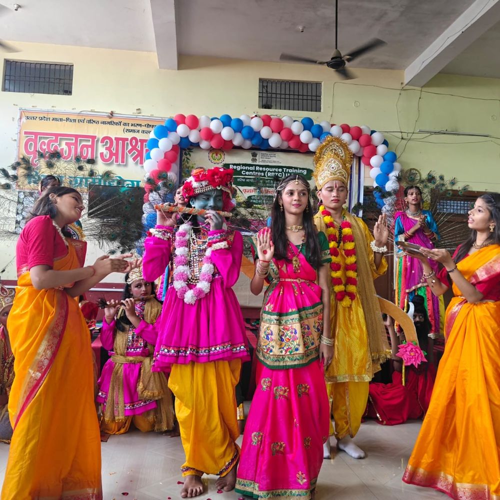 वृद्धाश्रम में 'अंतर-पीढ़ीगत संवाद' कार्यक्रम:बच्चों ने बुजुर्गों को सिखाया मोबाइल चलाना और उनसे जीवन के संघर्ष सुने
