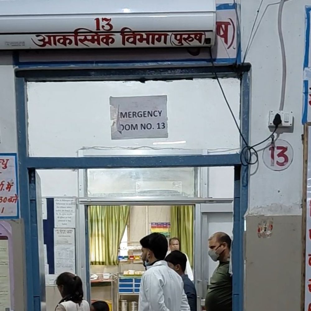 युवक-किशोरी ने जहर खाया, लड़की हायर सेंटर रेफर:परिवार के विरोध के बाद दोनों के बाग में मिलने की बात