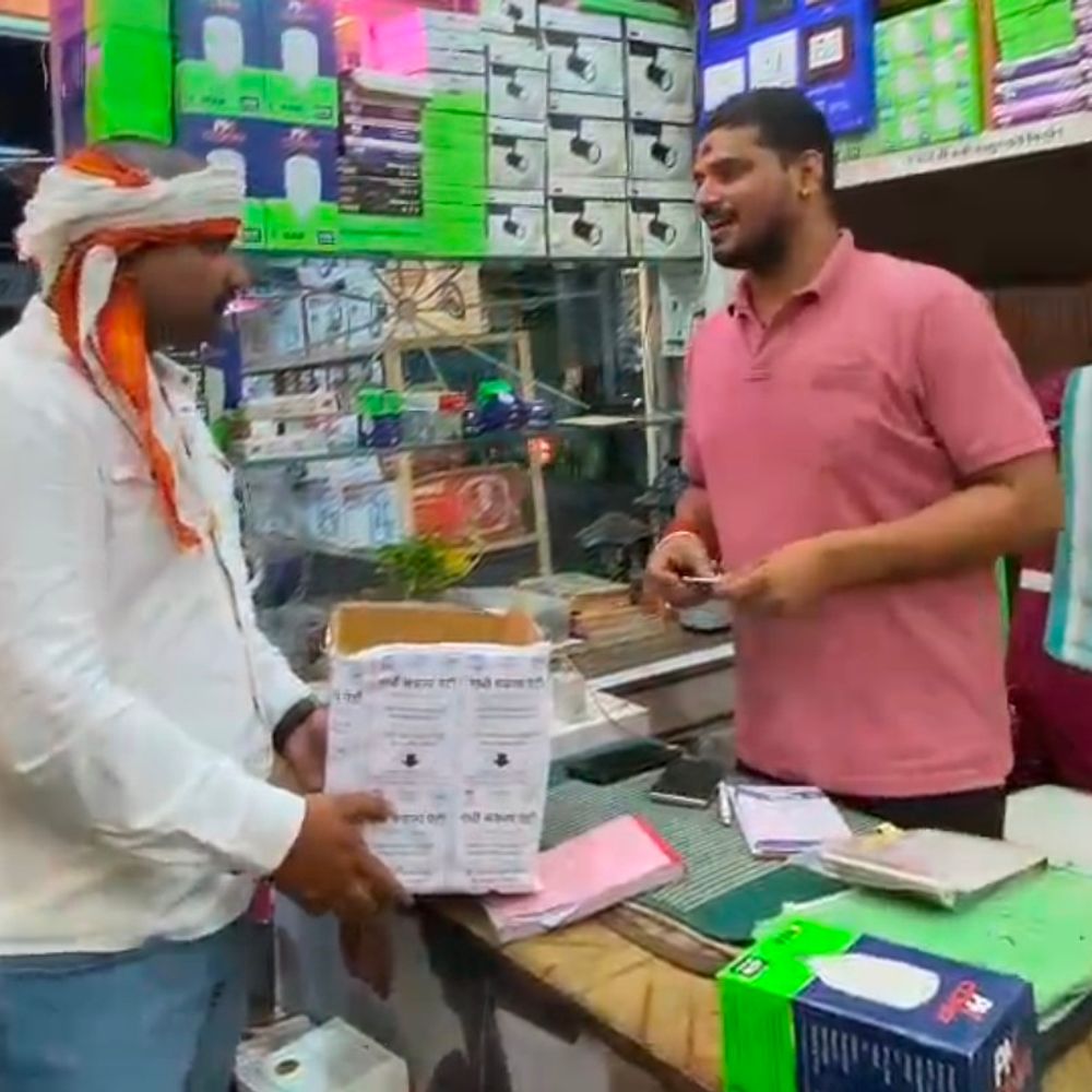 सीधी में एनएसयूआई प्रदेश सचिव ने लोगों की शिकायतें सुनी:सफाई नहीं होने और जाम लगने की पर्चियां मिली, इन्हें अधिकारियों को सौंपेंगे