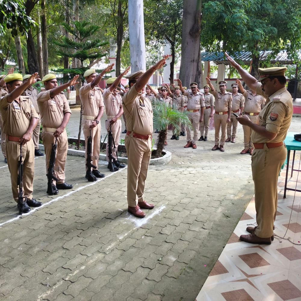 मऊ पुलिस लाइन में महापुरुषों को नमन:पुलिसकर्मियों ने ली सत्यनिष्ठा की शपथ, सफाईकर्मियों का सम्मान
