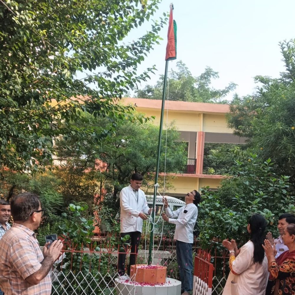 मुरादाबाद महिला अस्पताल में मनी जयंती:CMS ने अर्पित किए पुष्प, स्टाफ ने लिया स्वच्छता व सेवा का संकल्प