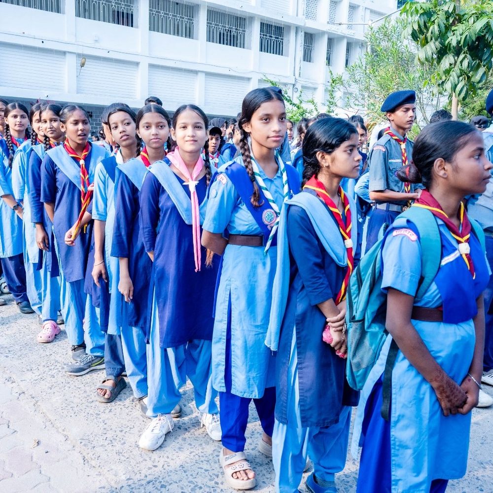 कटिहार में 53वें स्थापना दिवस पर निकली प्रभात फेरी:एकता और स्वच्छता के नारे गूंजे, DM ने किया पौधारोपण