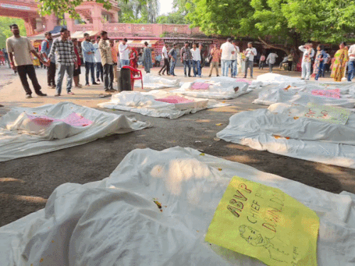 ABVP कार्यकर्ता विश्वनाथ मंदिर के बाहर मुर्दा बनकर लेटे:BHU के चीफ प्रॉक्टर को हटाने के लिए अनोखा प्रदर्शन किया