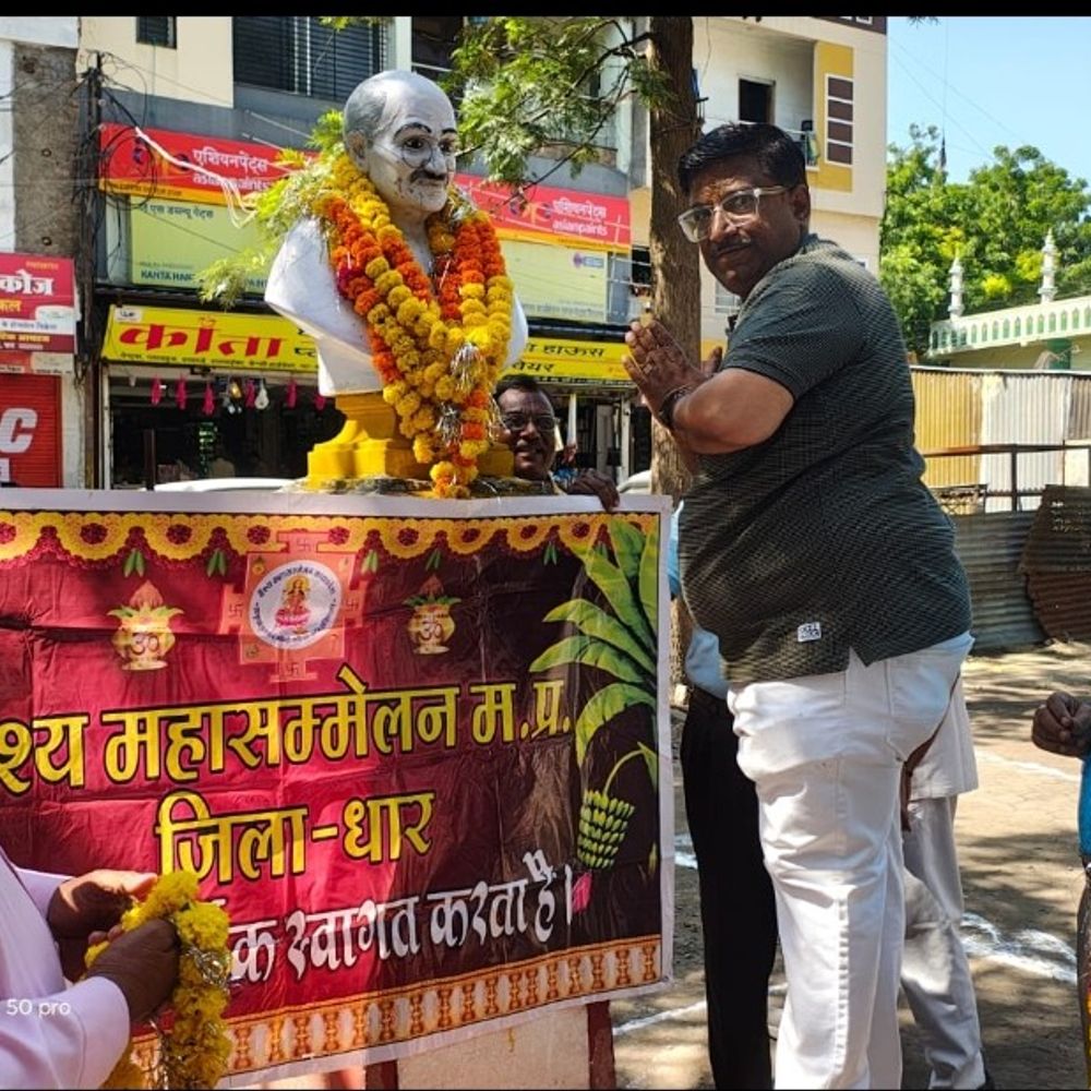 धार में वैश्य समाज ने निकाली चेतना रैली:गांधी प्रतिमा पर किया माल्यार्पण, मोहनखेड़ा में जुटेंगे तीन जिलों के वैश्यजन