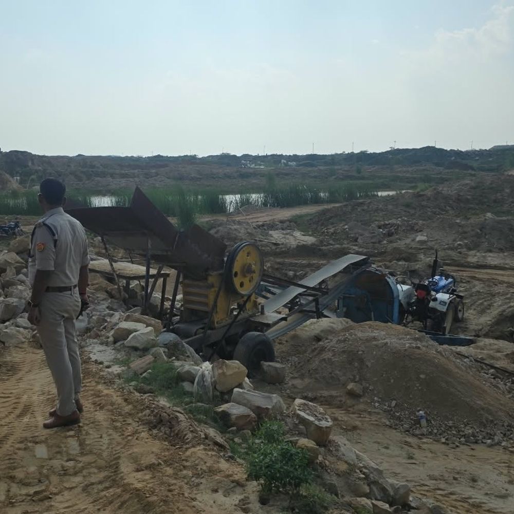 प्रयागराज में खान अधिकारी ने पकड़ा सिलिका का अवैध खनन:2 जेसीबी, 3 ट्रैक्टर और पत्थर पीसने वाली मशीन सीज, बारा थाने में मुकदमा