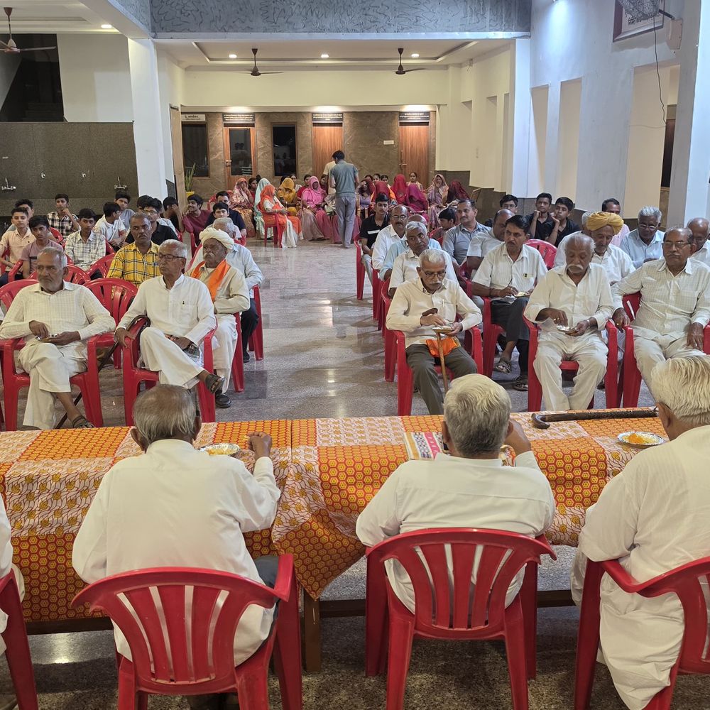 जांगिड़ पंचायत भवन में बुजुर्गों का किया सम्मान