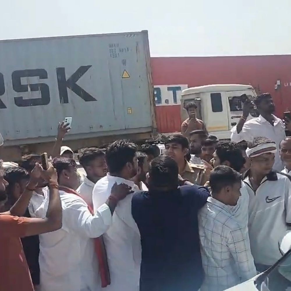टोल प्लाजा पर विहिप-बजरंग दल कार्यकर्ताओं का हंगामा:मैनेजर पर बदसलूकी का आरोप, 2-3 घंटे से टोल फ्री कराकर बैठे