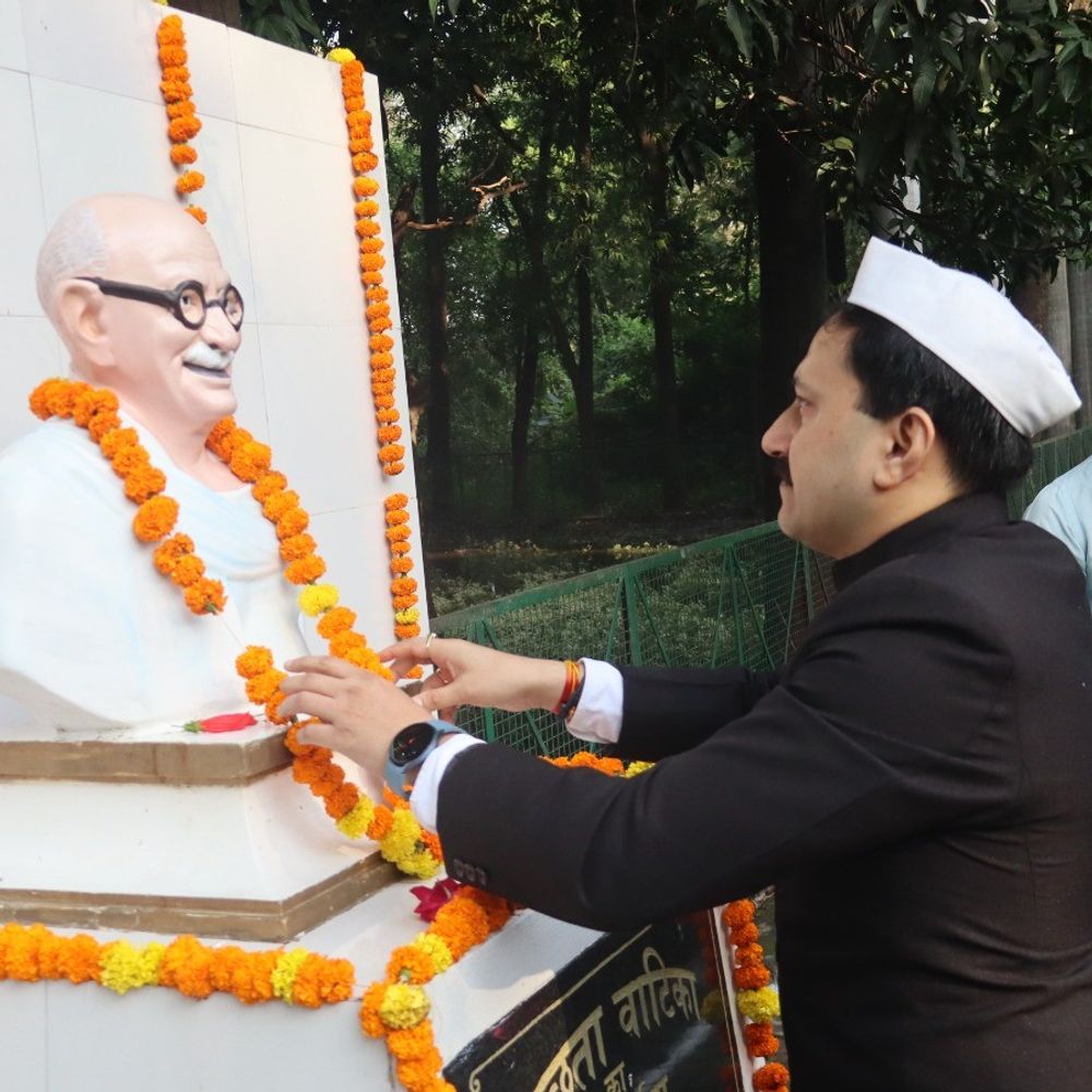 गांधी, शास्त्री-जयंती और मसूरिया दीन पासी की पुण्यस्मृति मनाई गई:हरदोई में प्रभात फेरी, स्वच्छता अभियान और सांस्कृतिक कार्यक्रम हुए