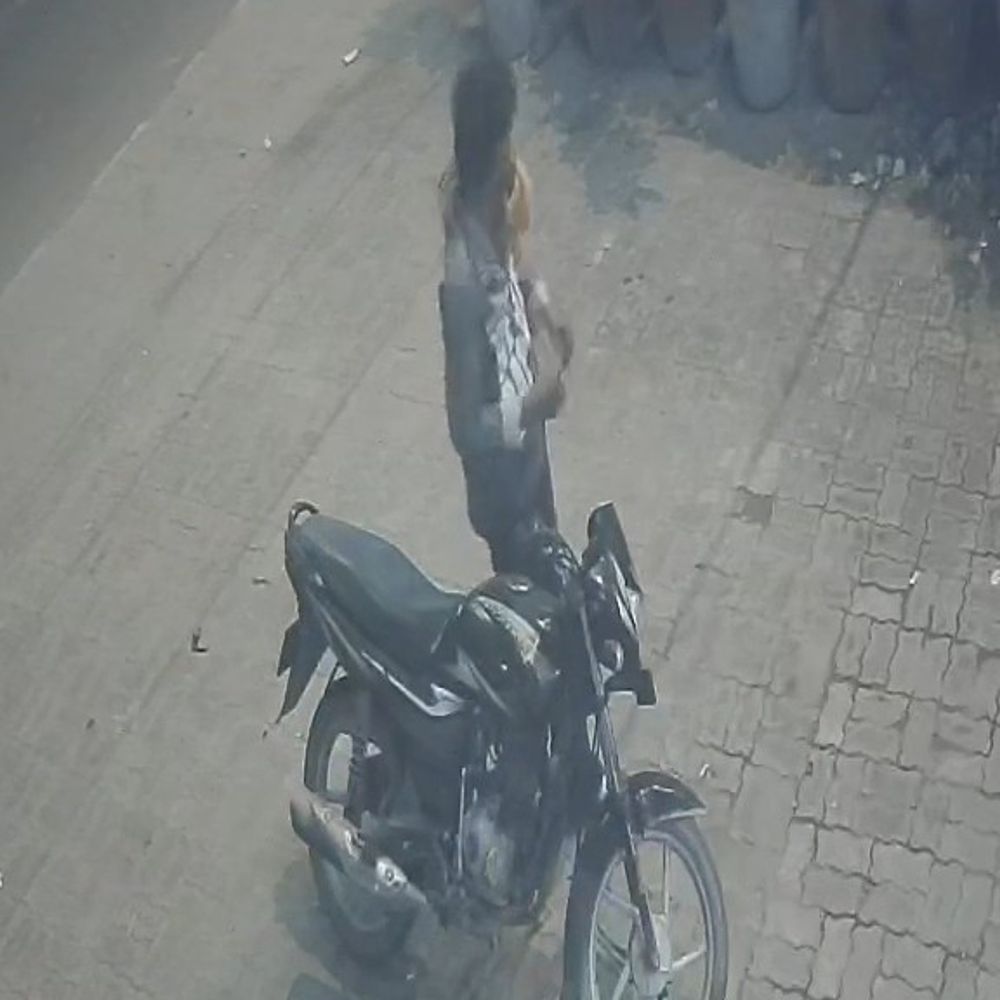 मास्टर-की से एक मिनट में तोड़ा लॉक, बाइक चोरी:पानीपत जीटी रोड की घटना, सीसीटीवी में कैद हुई वारदात, जांच में जुटी पुलिस