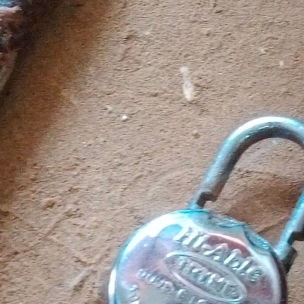 चूरू में चाय की अलमारी का ताला तोड़कर चोरी:एक मोबाइल और 1500 रुपए ले गए चोर, आसपास के सीसीटीवी खंगाल रही पुलिस