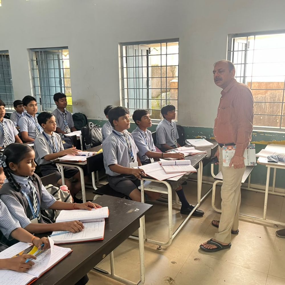 स्कूल की व्यवस्था व वित्तीय गड़बड़ी पर डीईओ हुए नाराज