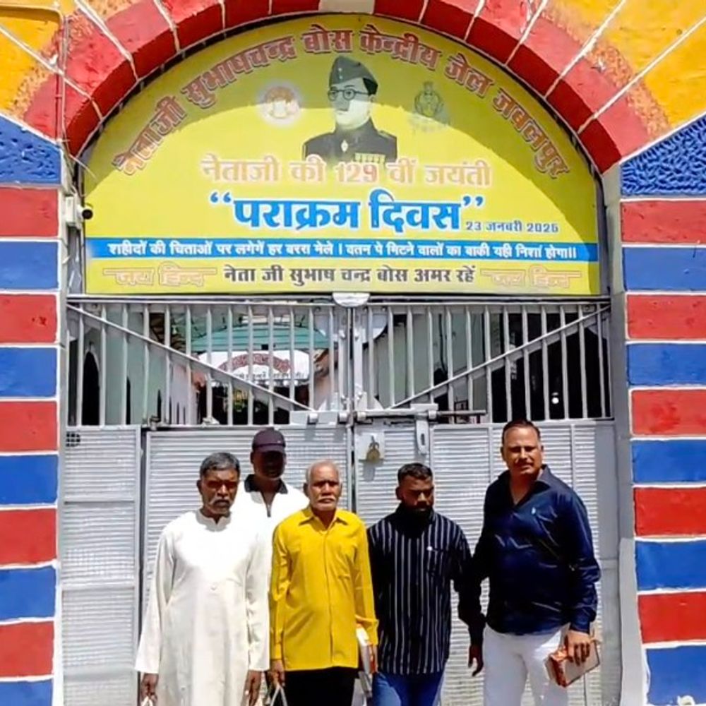 नेताजी सुभाष चंद्र बोस जेल जबलपुर से 5 कैदी रिहा:गांधी जयंती पर अच्छे आचरण के चलते मिली आजादी; 14 साल बाद अपनों से मिले बंदी