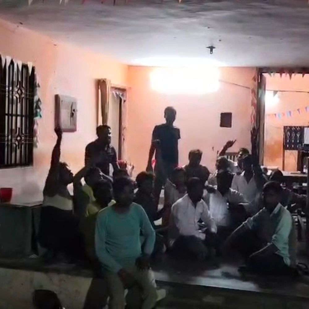 लाइनमैन की पिटाई से नाराज बिजली कर्मचारियों का धरना:बाराबंकी में सैकड़ों गांवों की बिजली गुल, संसाधन न मिलने का भी आरोप लगाकर काम बंद किया