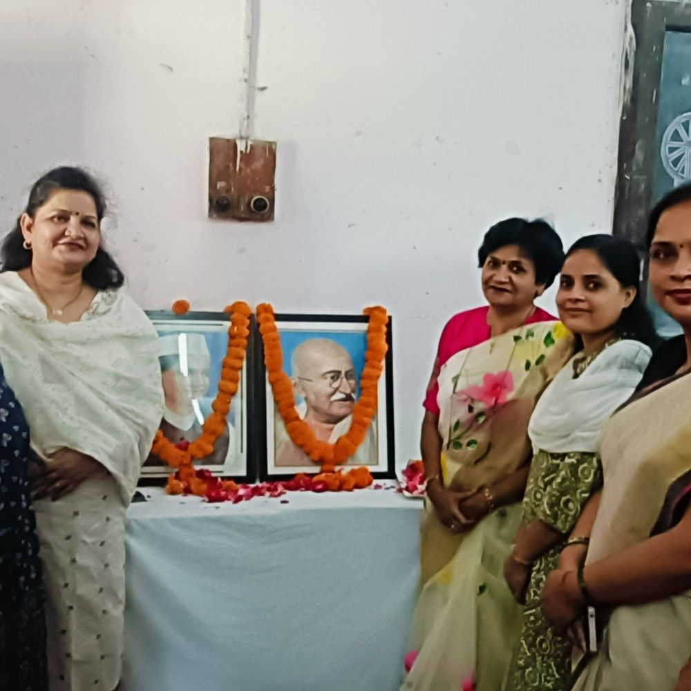 नरेंद्र देव महाविद्यालय में गांधी-शास्त्री जयंती मनाई:प्राचार्या बोलीं- उनके सिद्धांतों को अपनाना ही सच्ची श्रद्धांजलि, छात्राओं ने भजन गाए